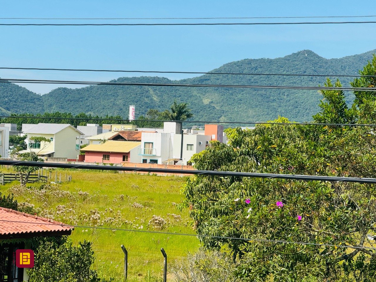Casa com 210m², 6 quartos (sendo 3 suítes), 4 garagens, no bairro Campeche em Florianópolis