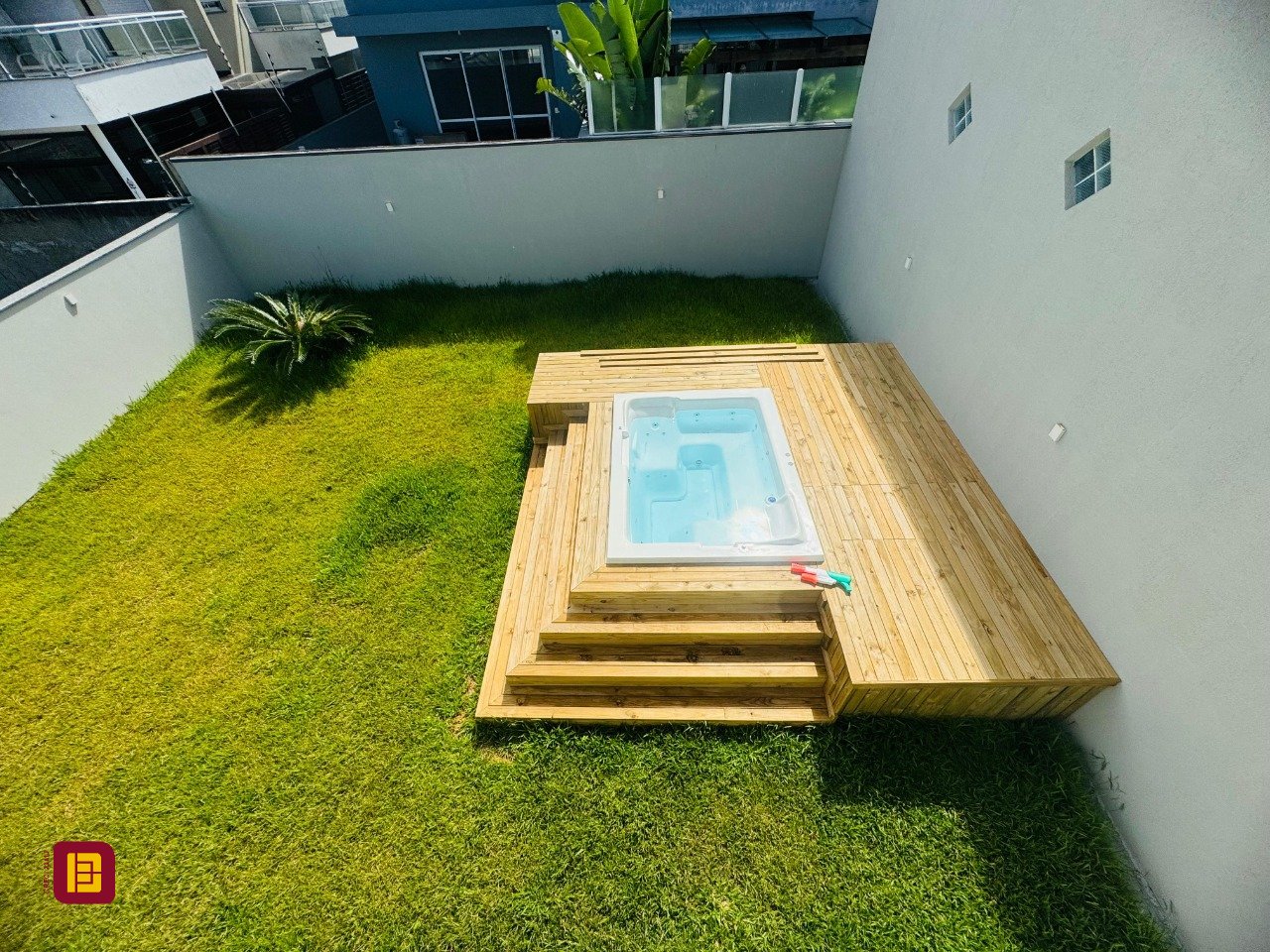 Casa com 210m², 6 quartos (sendo 3 suítes), 4 garagens, no bairro Campeche em Florianópolis