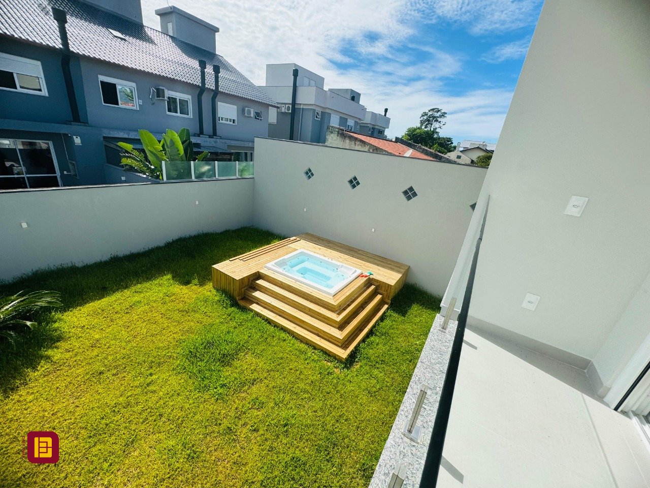 Casa com 210m², 6 quartos (sendo 3 suítes), 4 garagens, no bairro Campeche em Florianópolis