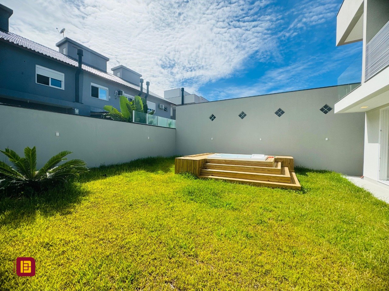 Casa com 210m², 6 quartos (sendo 3 suítes), 4 garagens, no bairro Campeche em Florianópolis