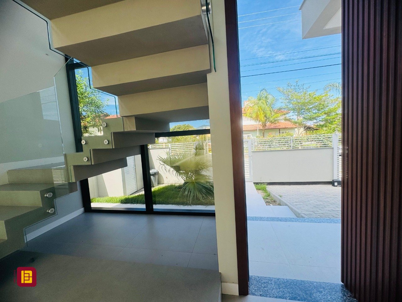 Casa com 210m², 6 quartos (sendo 3 suítes), 4 garagens, no bairro Campeche em Florianópolis