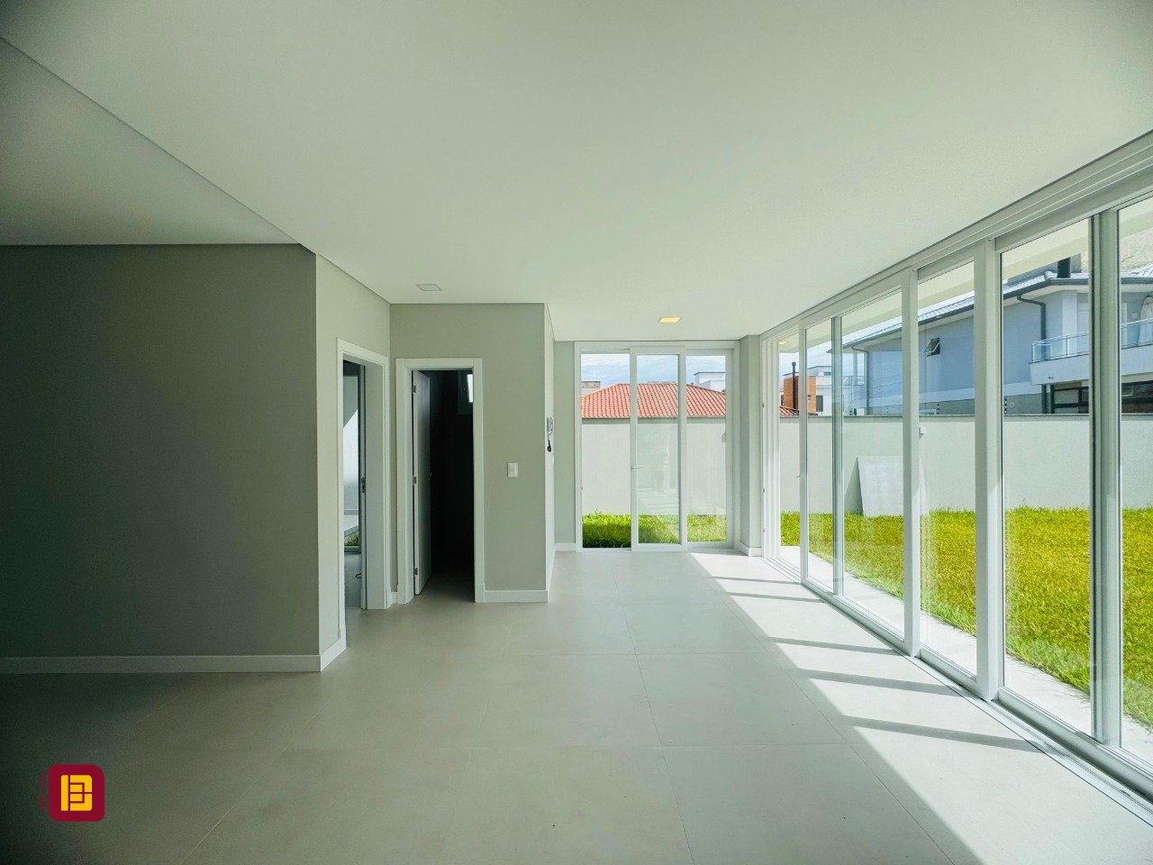 Casa com 210m², 6 quartos (sendo 3 suítes), 4 garagens, no bairro Campeche em Florianópolis