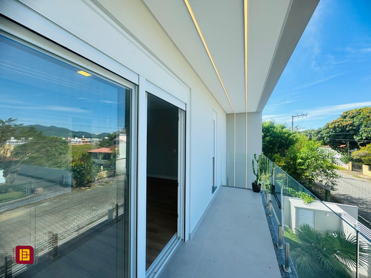 Casa com 210m², 6 quartos (sendo 3 suítes), 4 garagens, no bairro Campeche em Florianópolis