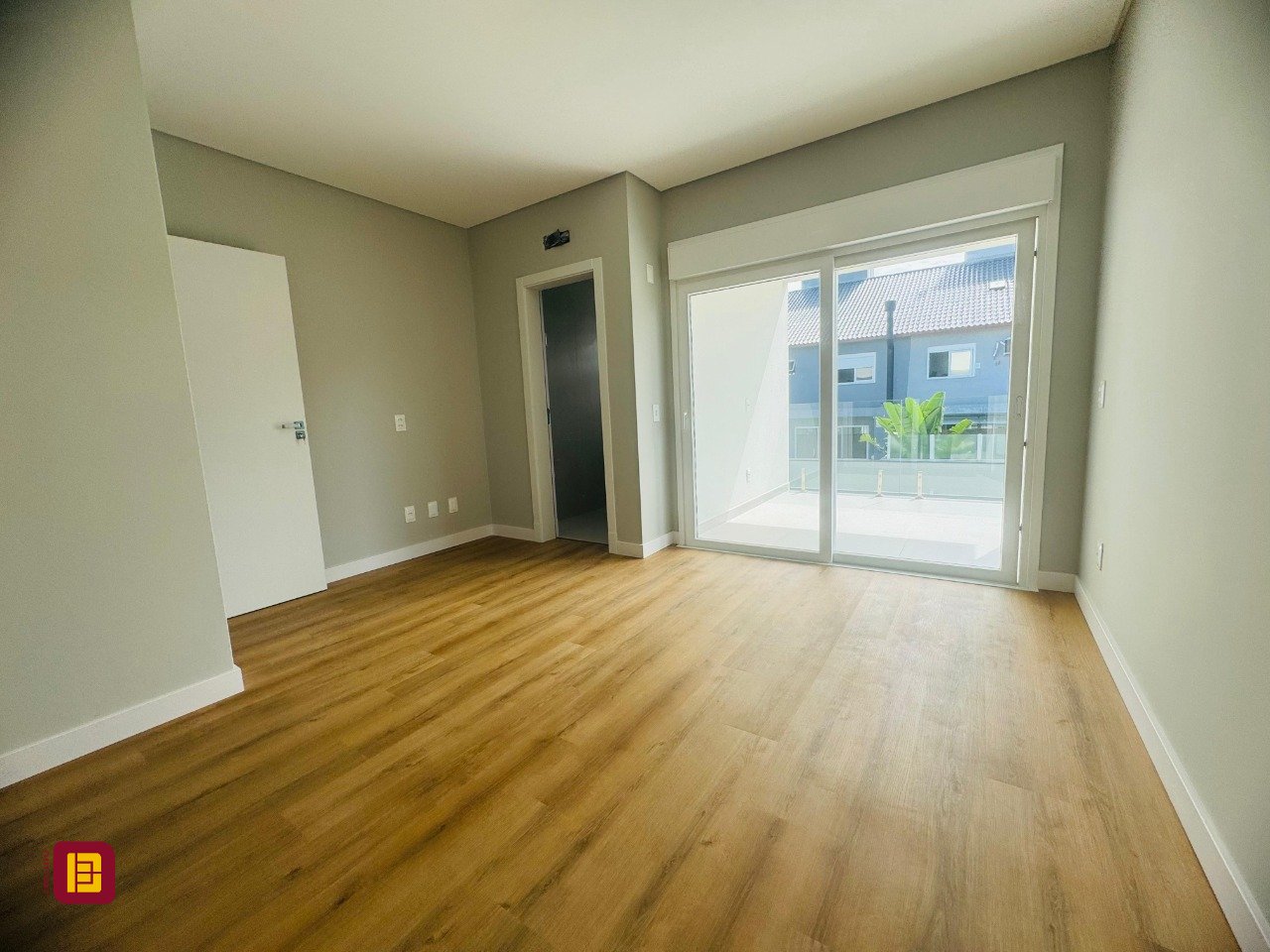 Casa com 210m², 6 quartos (sendo 3 suítes), 4 garagens, no bairro Campeche em Florianópolis