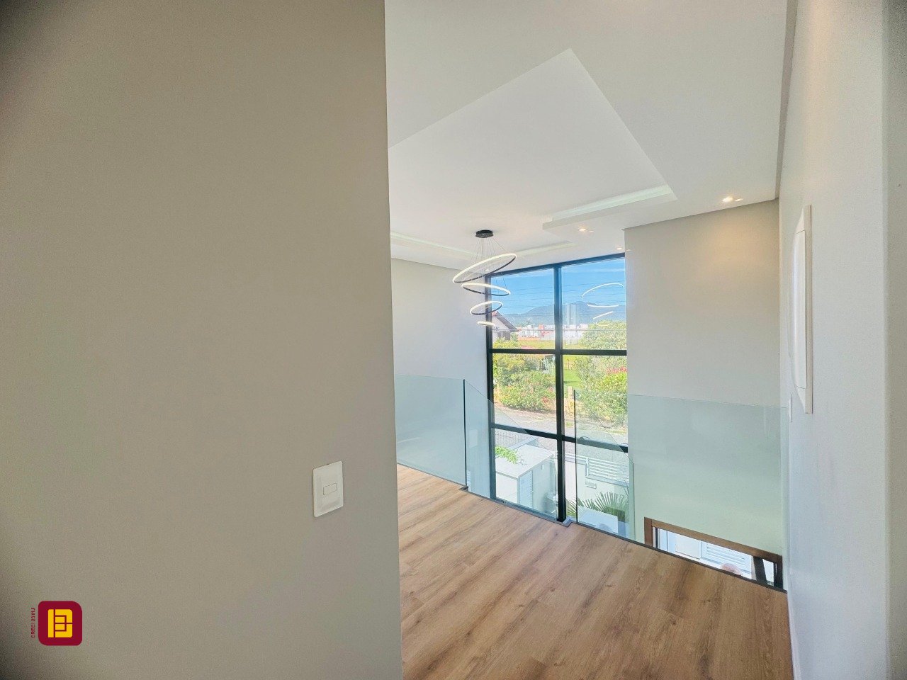 Casa com 210m², 6 quartos (sendo 3 suítes), 4 garagens, no bairro Campeche em Florianópolis