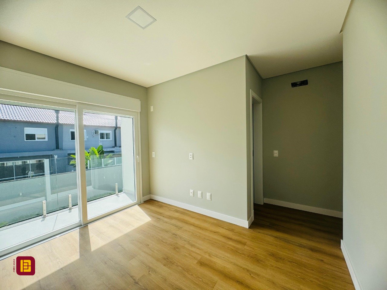 Casa com 210m², 6 quartos (sendo 3 suítes), 4 garagens, no bairro Campeche em Florianópolis