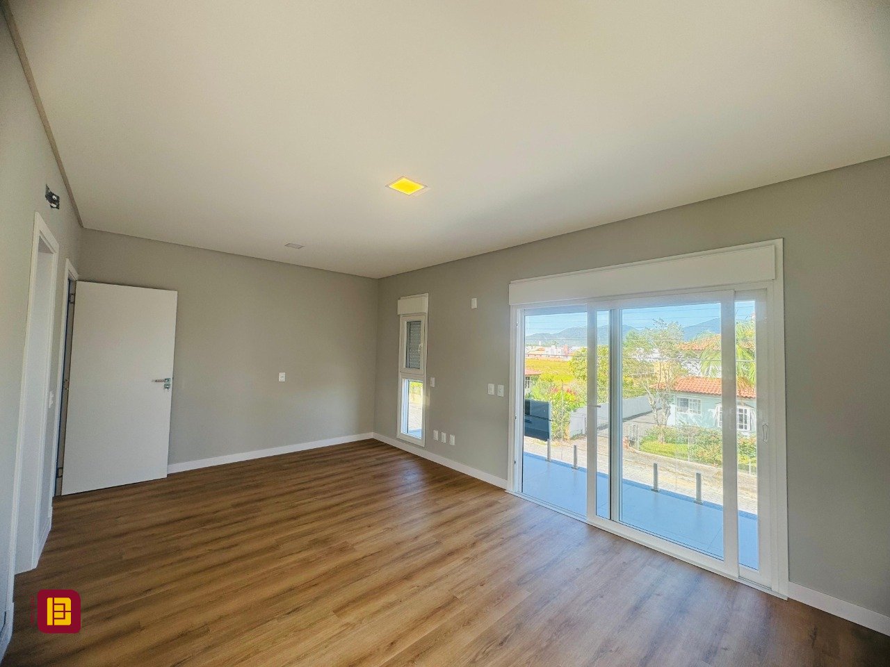 Casa com 210m², 6 quartos (sendo 3 suítes), 4 garagens, no bairro Campeche em Florianópolis