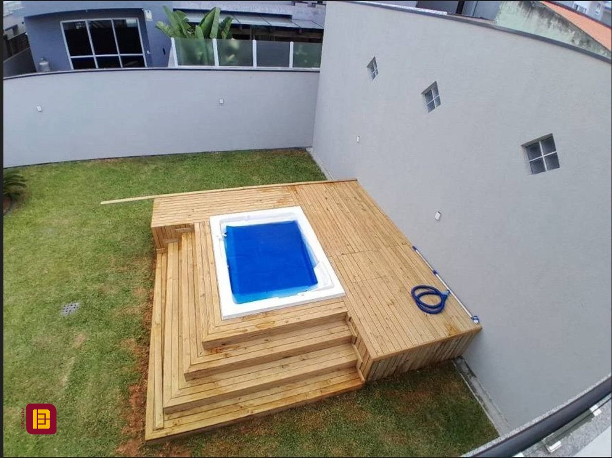 Casa com 210m², 6 quartos (sendo 3 suítes), 4 garagens, no bairro Campeche em Florianópolis