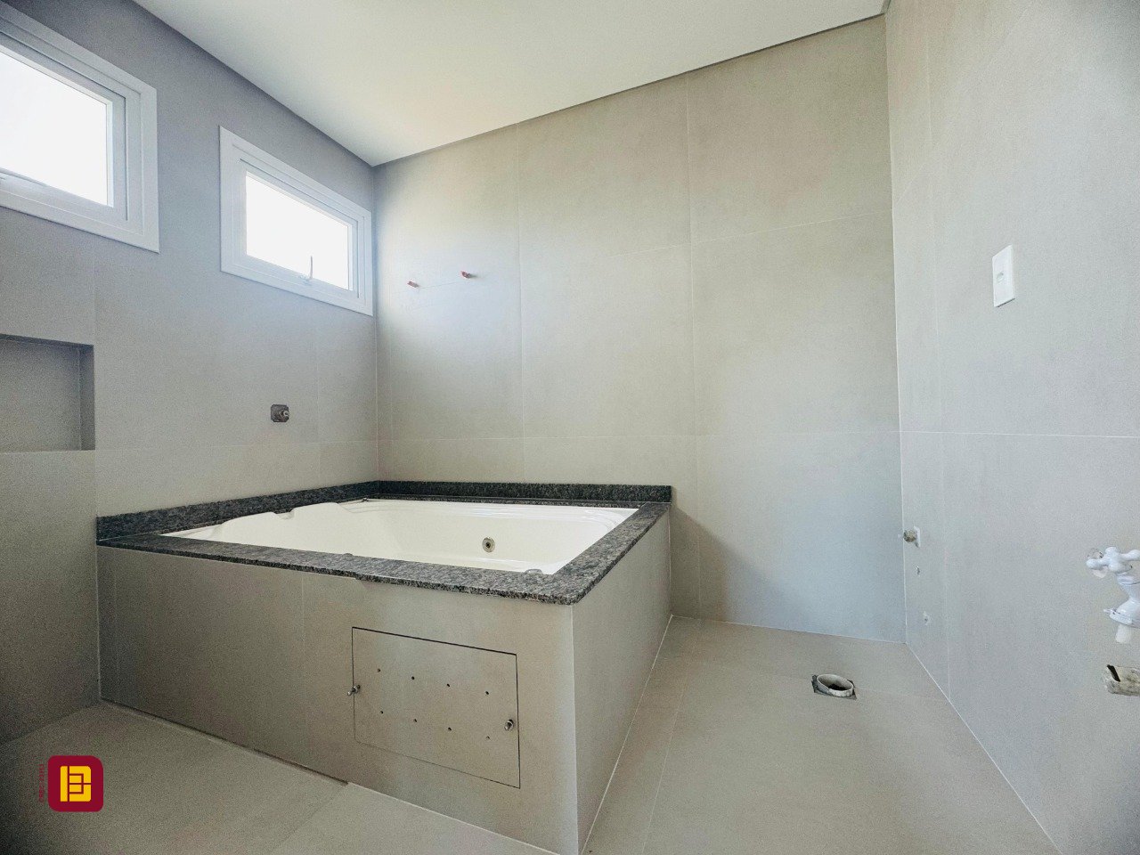 Casa com 210m², 6 quartos (sendo 3 suítes), 4 garagens, no bairro Campeche em Florianópolis