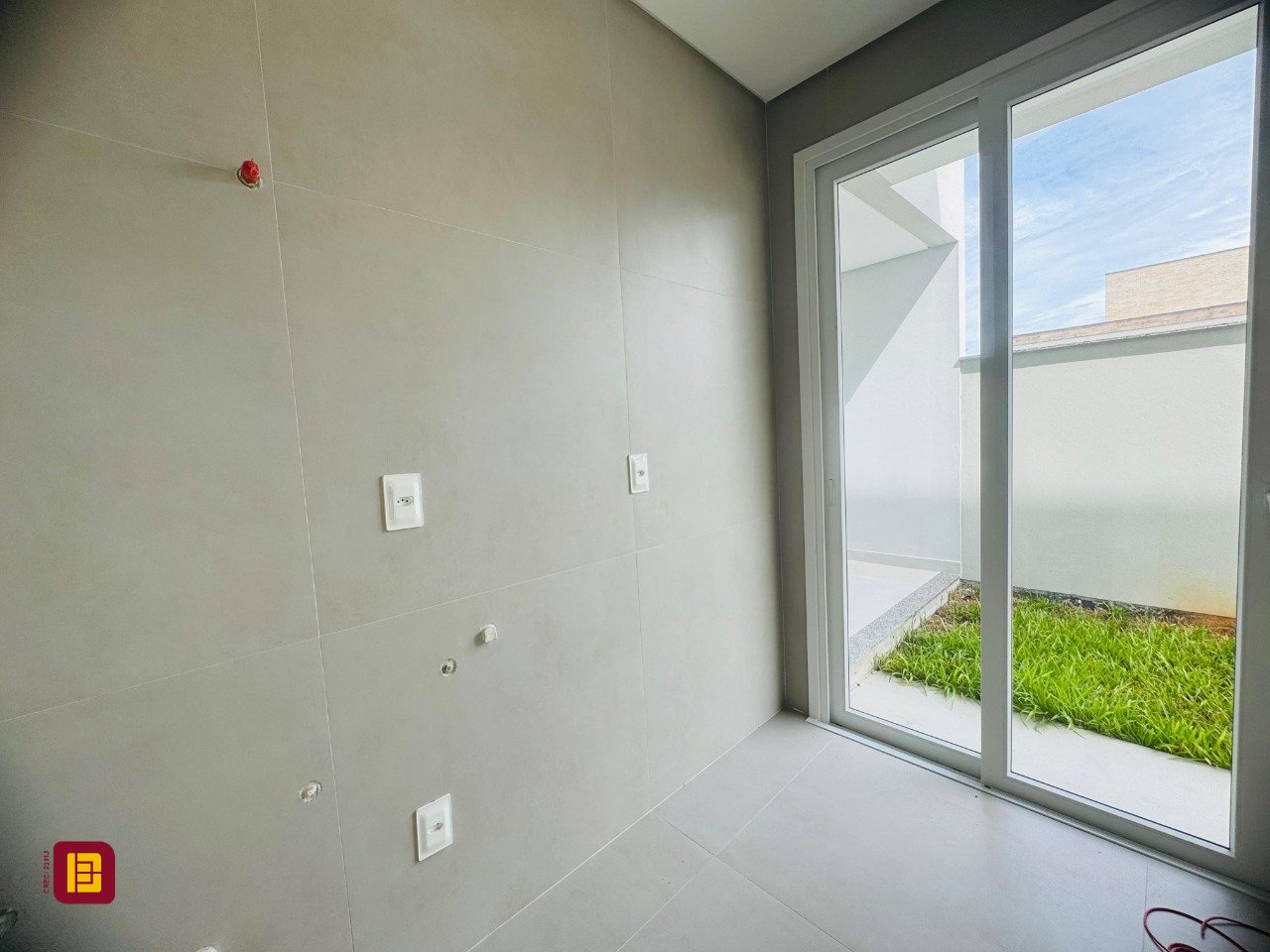 Casa com 210m², 6 quartos (sendo 3 suítes), 4 garagens, no bairro Campeche em Florianópolis