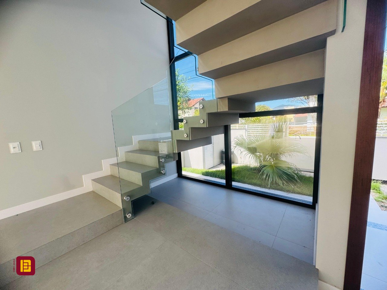 Casa com 210m², 6 quartos (sendo 3 suítes), 4 garagens, no bairro Campeche em Florianópolis