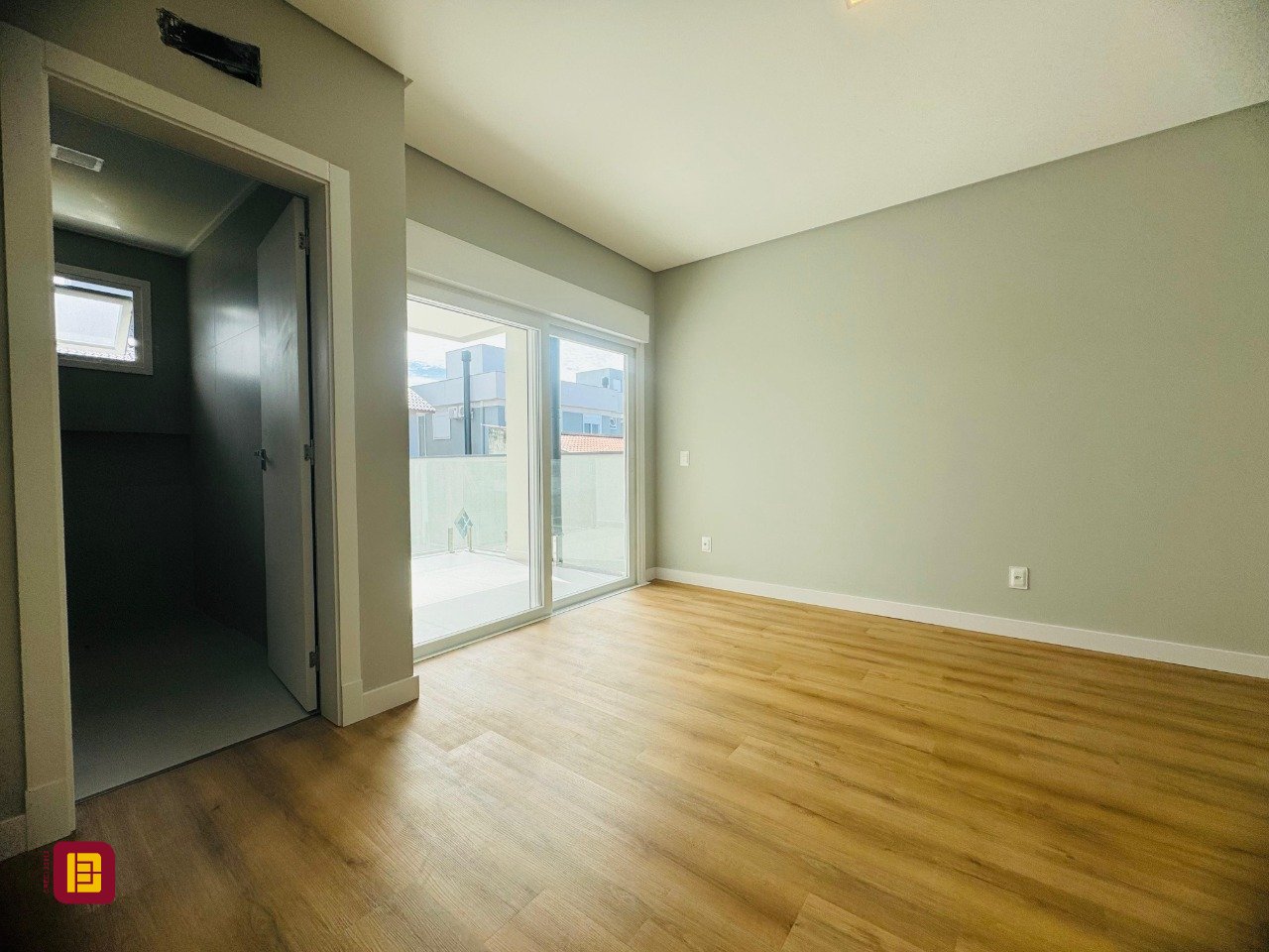 Casa com 210m², 6 quartos (sendo 3 suítes), 4 garagens, no bairro Campeche em Florianópolis