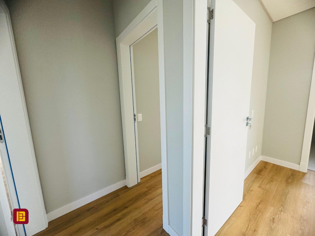 Casa com 210m², 6 quartos (sendo 3 suítes), 4 garagens, no bairro Campeche em Florianópolis