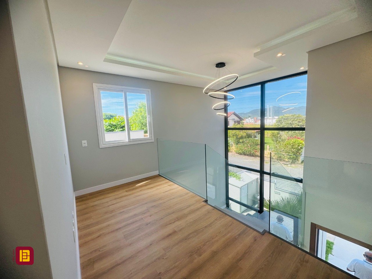 Casa com 210m², 6 quartos (sendo 3 suítes), 4 garagens, no bairro Campeche em Florianópolis
