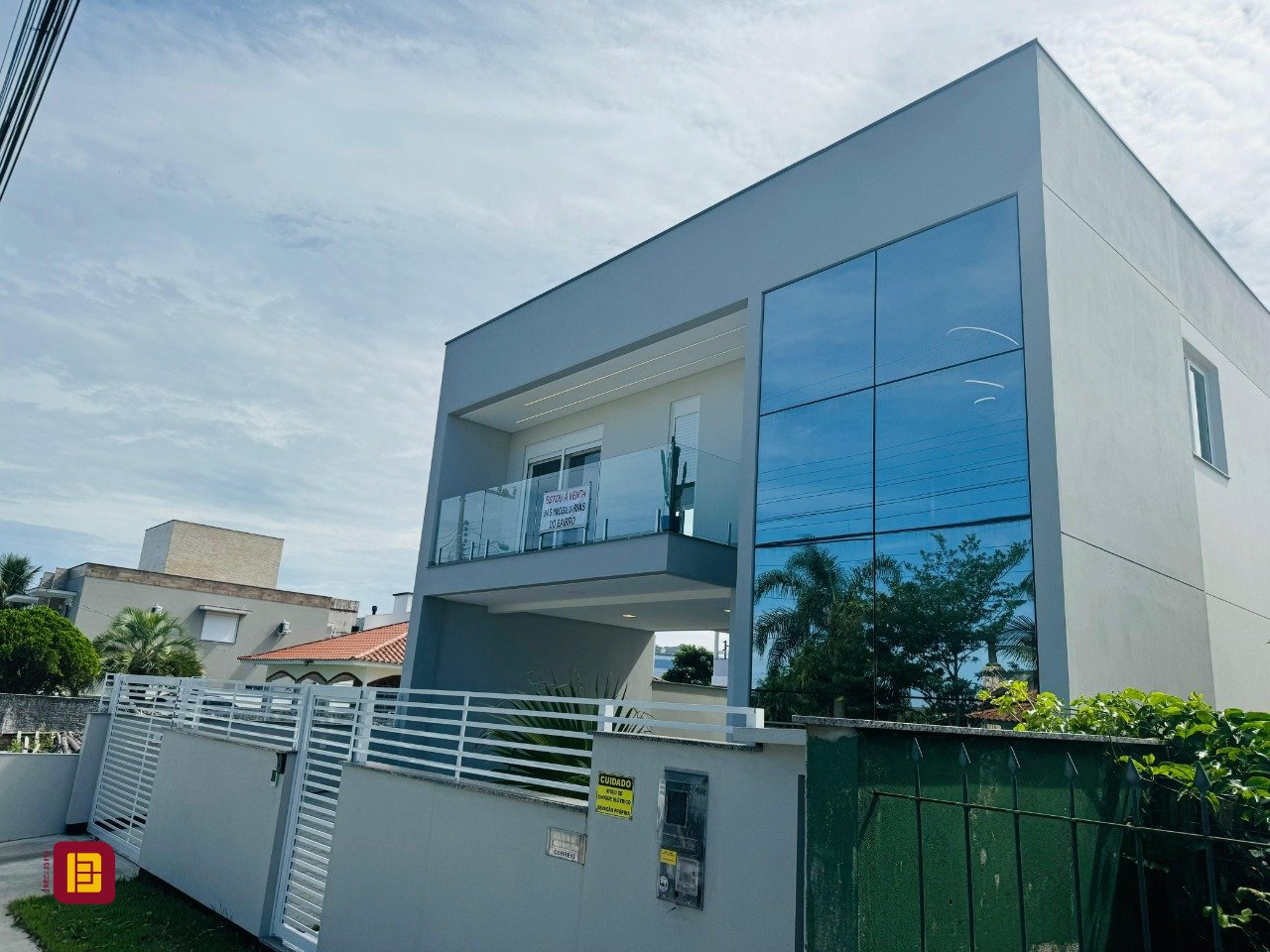 Casa com 210m², 6 quartos (sendo 3 suítes), 4 garagens, no bairro Campeche em Florianópolis