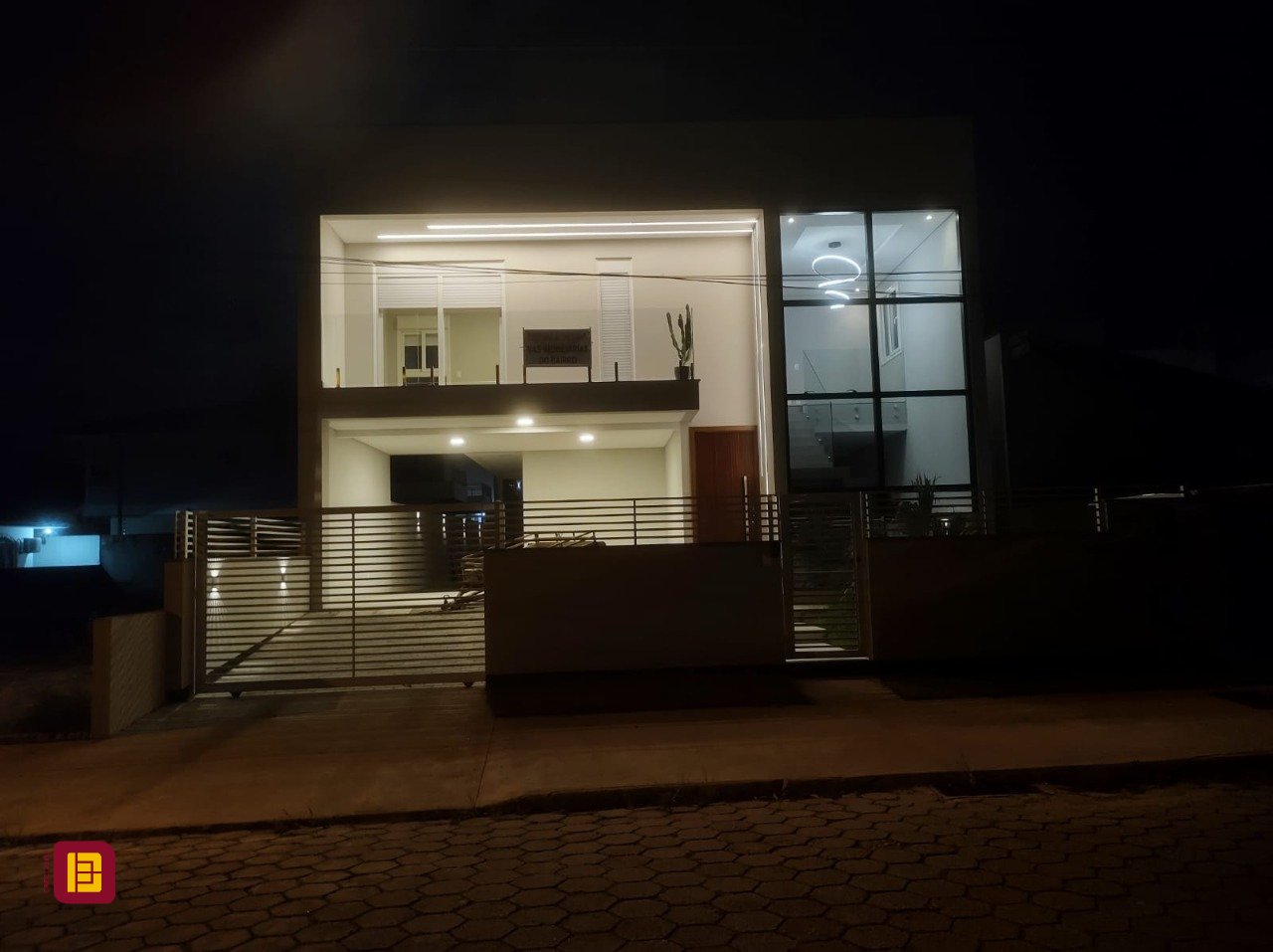 Casa com 210m², 6 quartos (sendo 3 suítes), 4 garagens, no bairro Campeche em Florianópolis