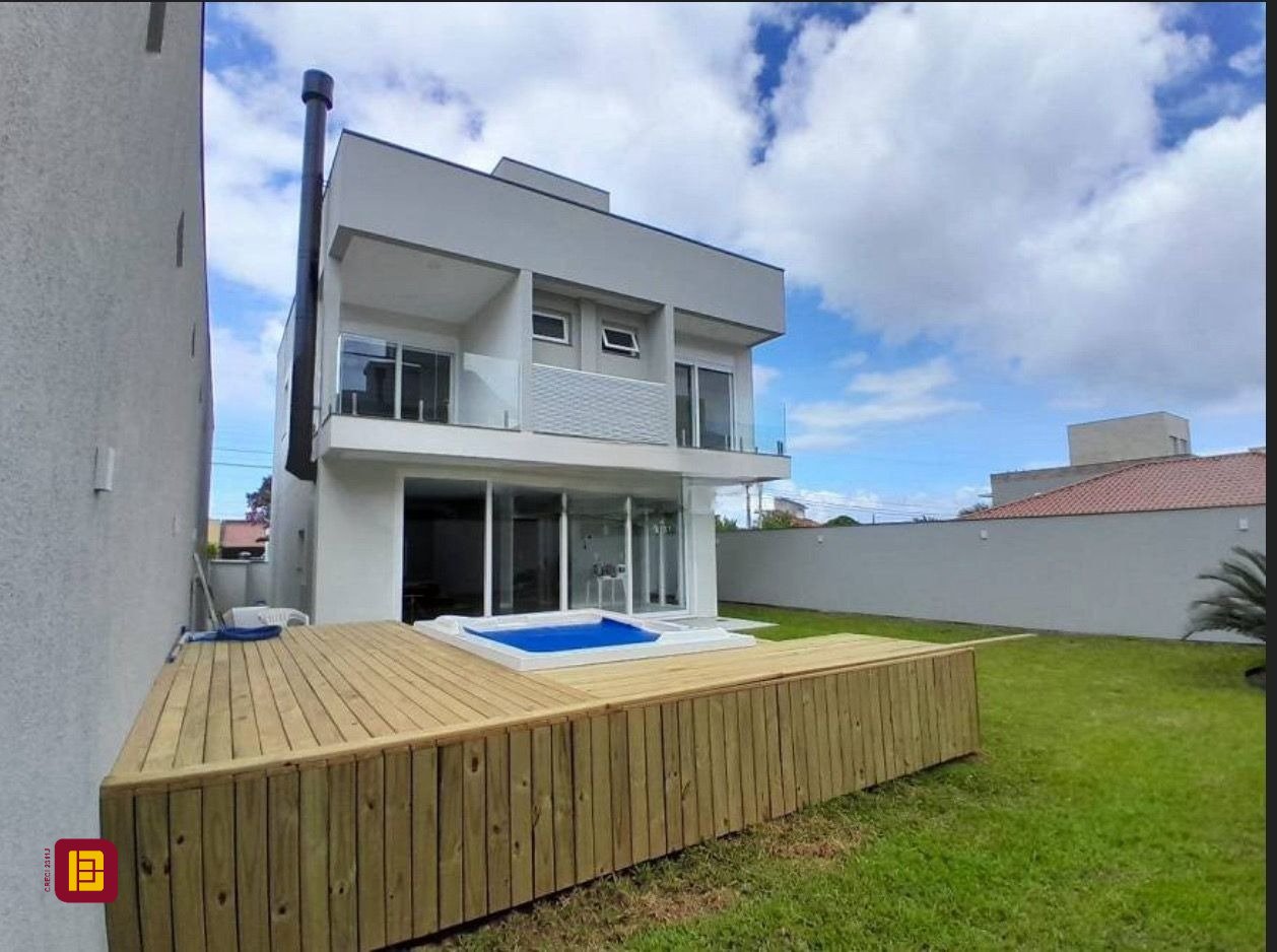 Casa com 210m², 6 quartos (sendo 3 suítes), 4 garagens, no bairro Campeche em Florianópolis