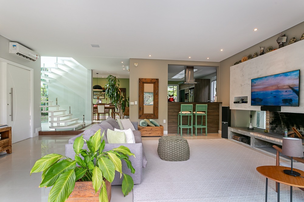 Casa com 410m², 4 quartos (sendo 4 suítes), 3 garagens, no bairro Praia Mole em Florianópolis