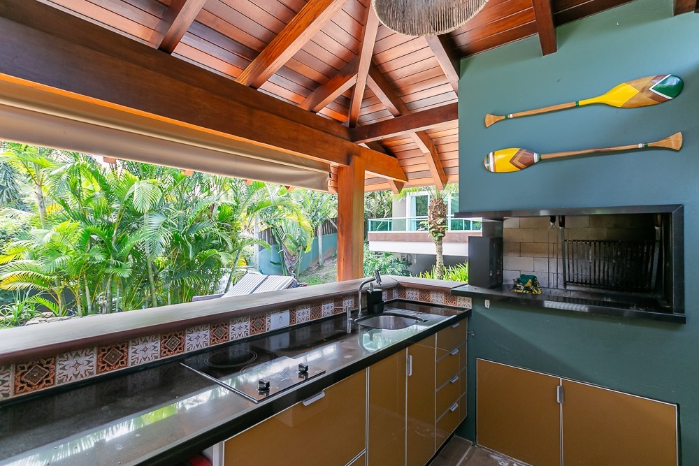 Casa com 410m², 4 quartos (sendo 4 suítes), 3 garagens, no bairro Praia Mole em Florianópolis