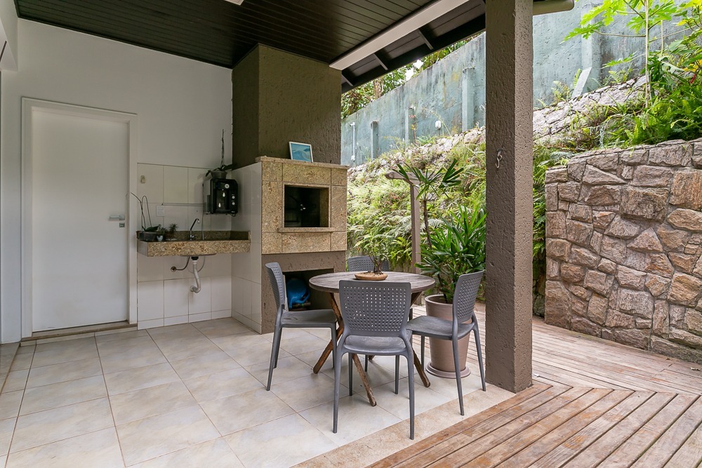 Casa com 410m², 4 quartos (sendo 4 suítes), 3 garagens, no bairro Praia Mole em Florianópolis