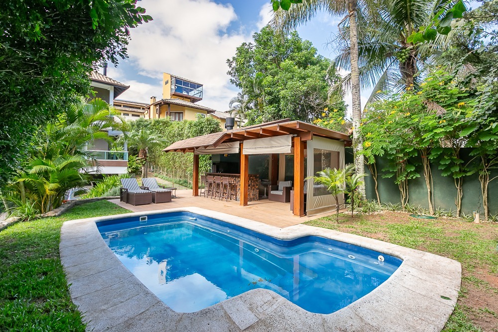 Casa com 410m², 4 quartos (sendo 4 suítes), 3 garagens, no bairro Praia Mole em Florianópolis