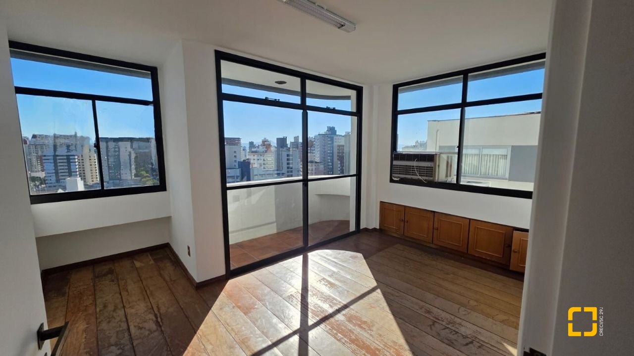 Apartamento com 211m², 5 quartos (sendo 1 suíte), 2 garagens, no bairro Centro em Florianópolis