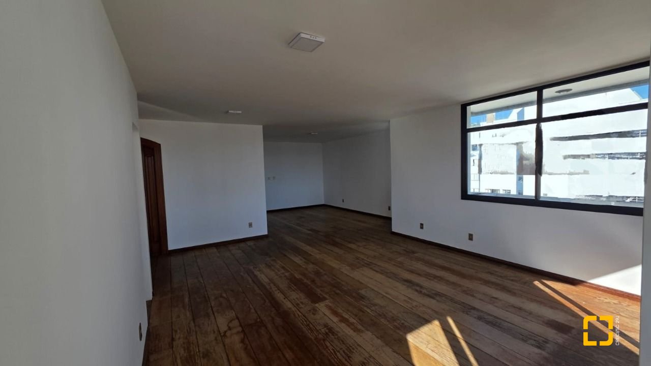 Apartamento com 211m², 5 quartos (sendo 1 suíte), 2 garagens, no bairro Centro em Florianópolis