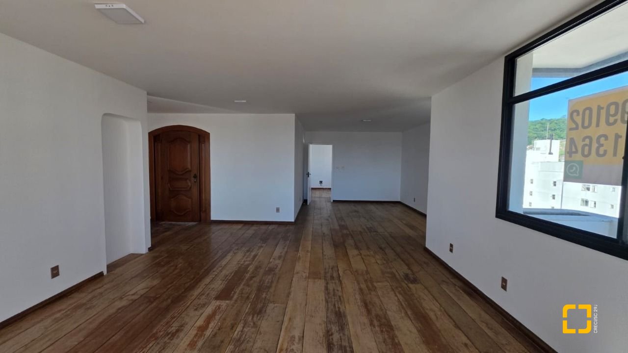 Apartamento com 211m², 5 quartos (sendo 1 suíte), 2 garagens, no bairro Centro em Florianópolis