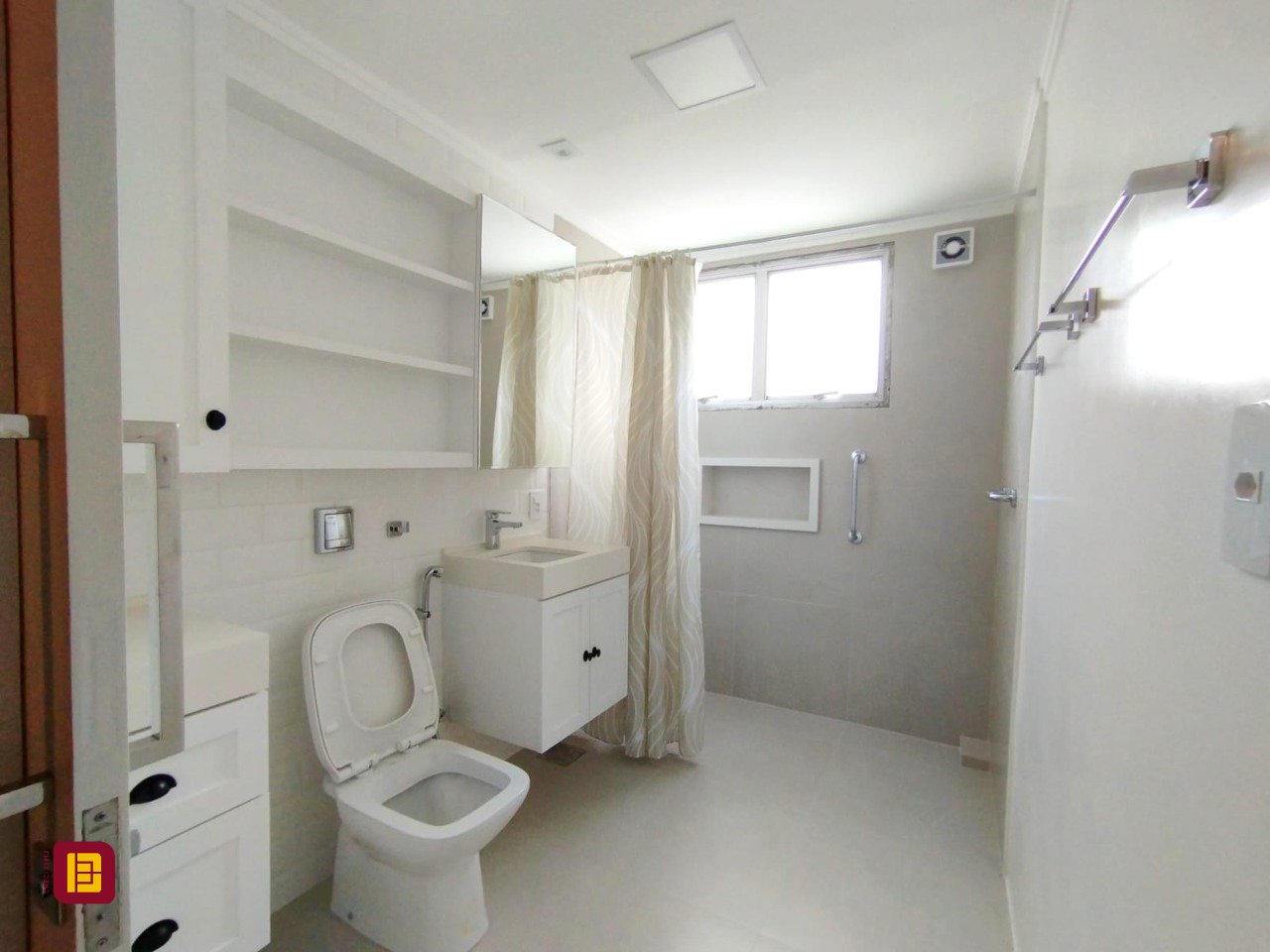 Apartamento com 211m², 5 quartos (sendo 1 suíte), 2 garagens, no bairro Centro em Florianópolis