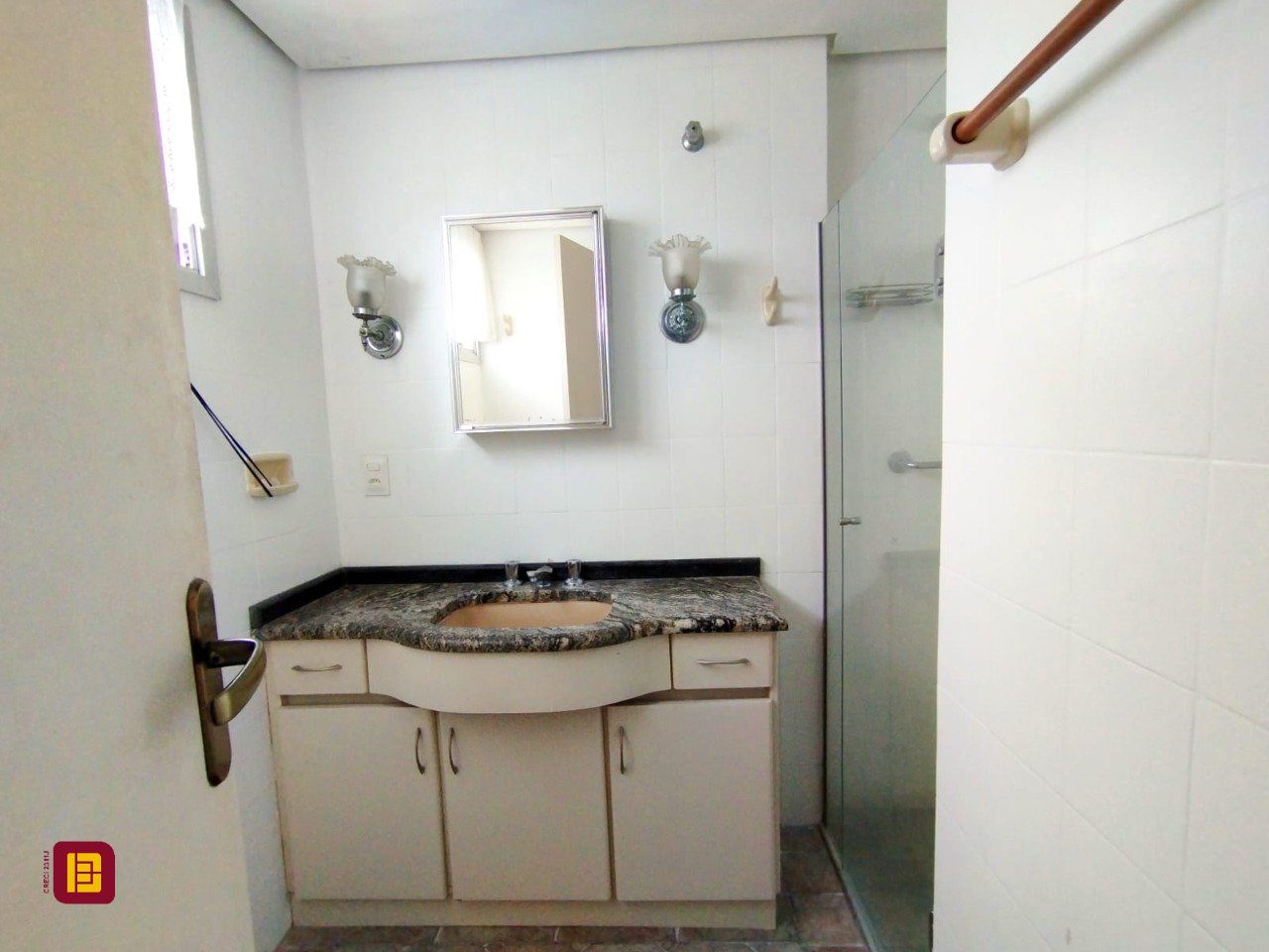 Apartamento com 211m², 5 quartos (sendo 1 suíte), 2 garagens, no bairro Centro em Florianópolis