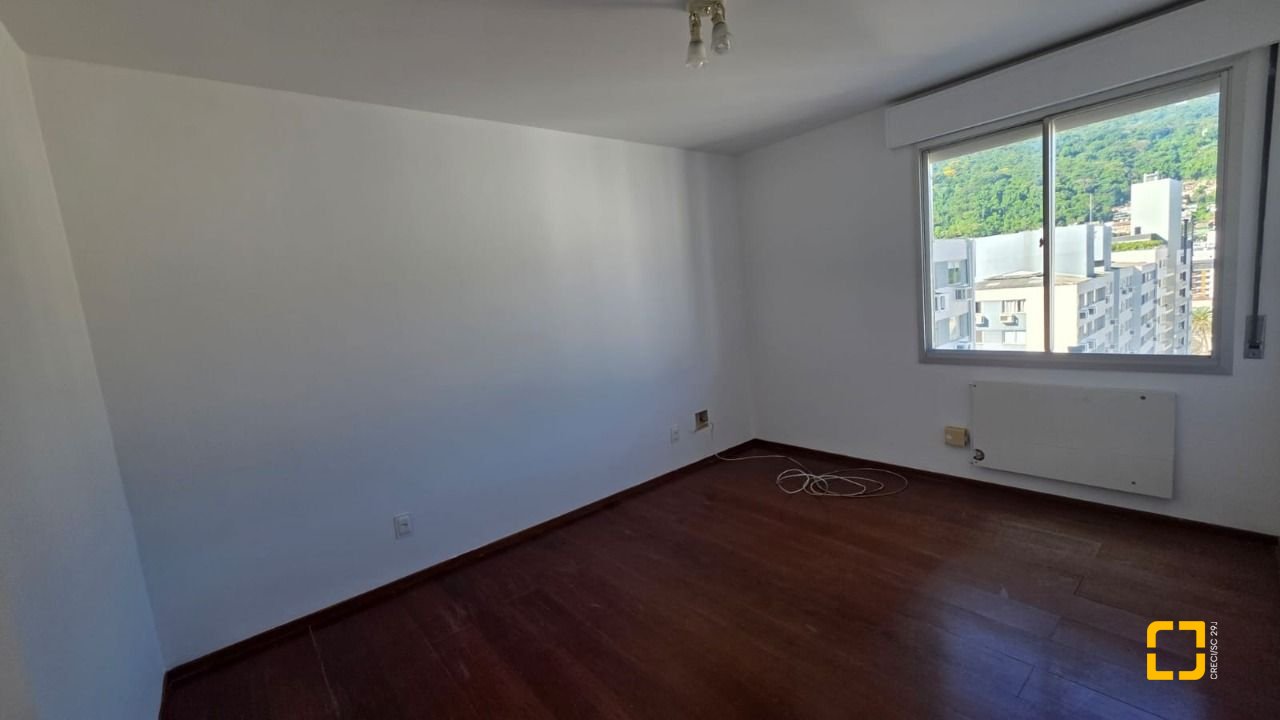 Apartamento com 211m², 5 quartos (sendo 1 suíte), 2 garagens, no bairro Centro em Florianópolis