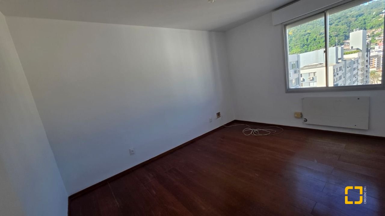 Apartamento com 211m², 5 quartos (sendo 1 suíte), 2 garagens, no bairro Centro em Florianópolis