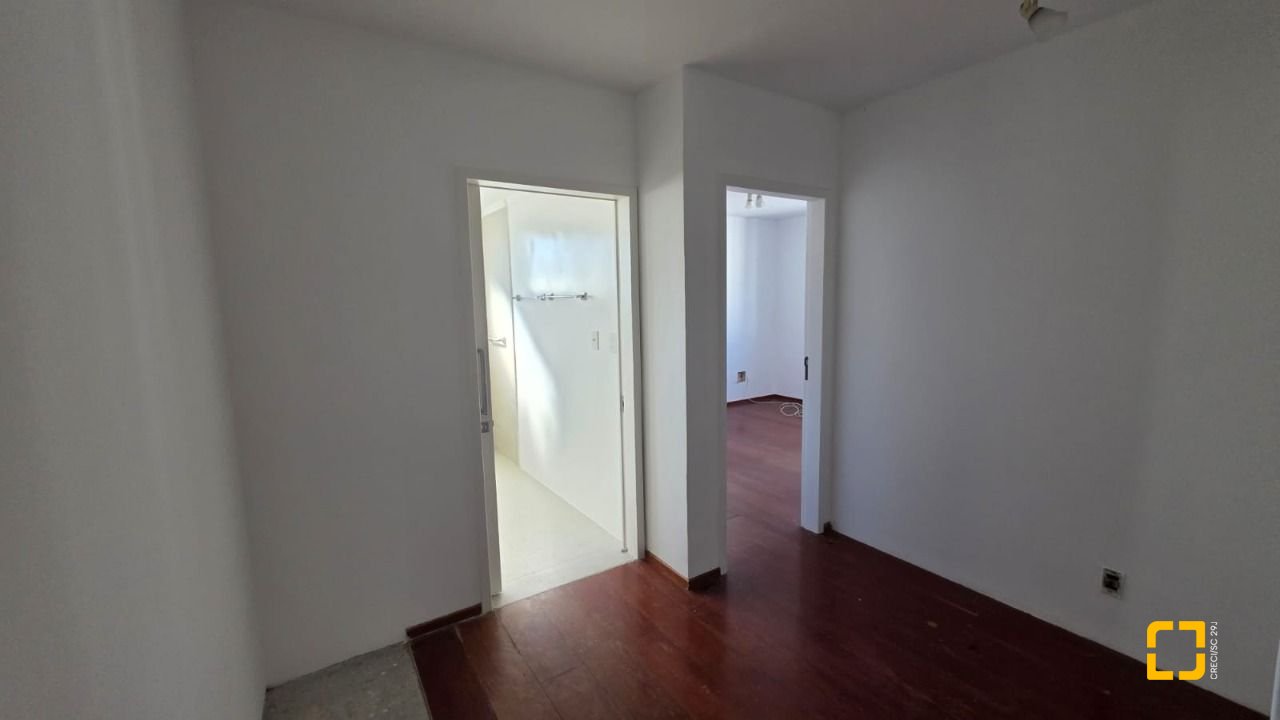 Apartamento com 211m², 5 quartos (sendo 1 suíte), 2 garagens, no bairro Centro em Florianópolis
