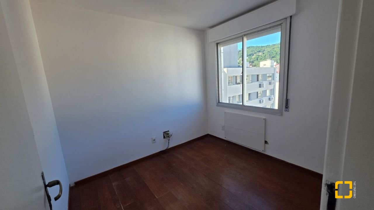 Apartamento com 211m², 5 quartos (sendo 1 suíte), 2 garagens, no bairro Centro em Florianópolis