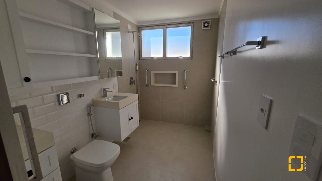 Apartamento com 211m², 5 quartos (sendo 1 suíte), 2 garagens, no bairro Centro em Florianópolis