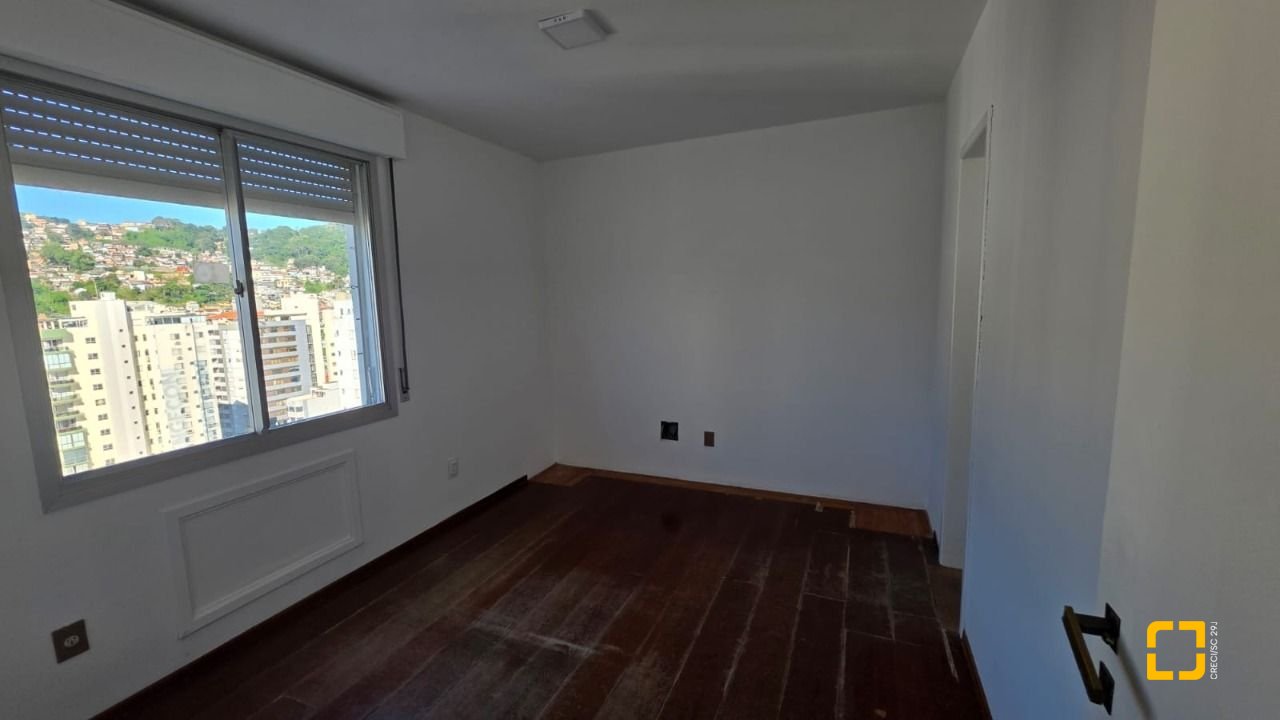 Apartamento com 211m², 5 quartos (sendo 1 suíte), 2 garagens, no bairro Centro em Florianópolis