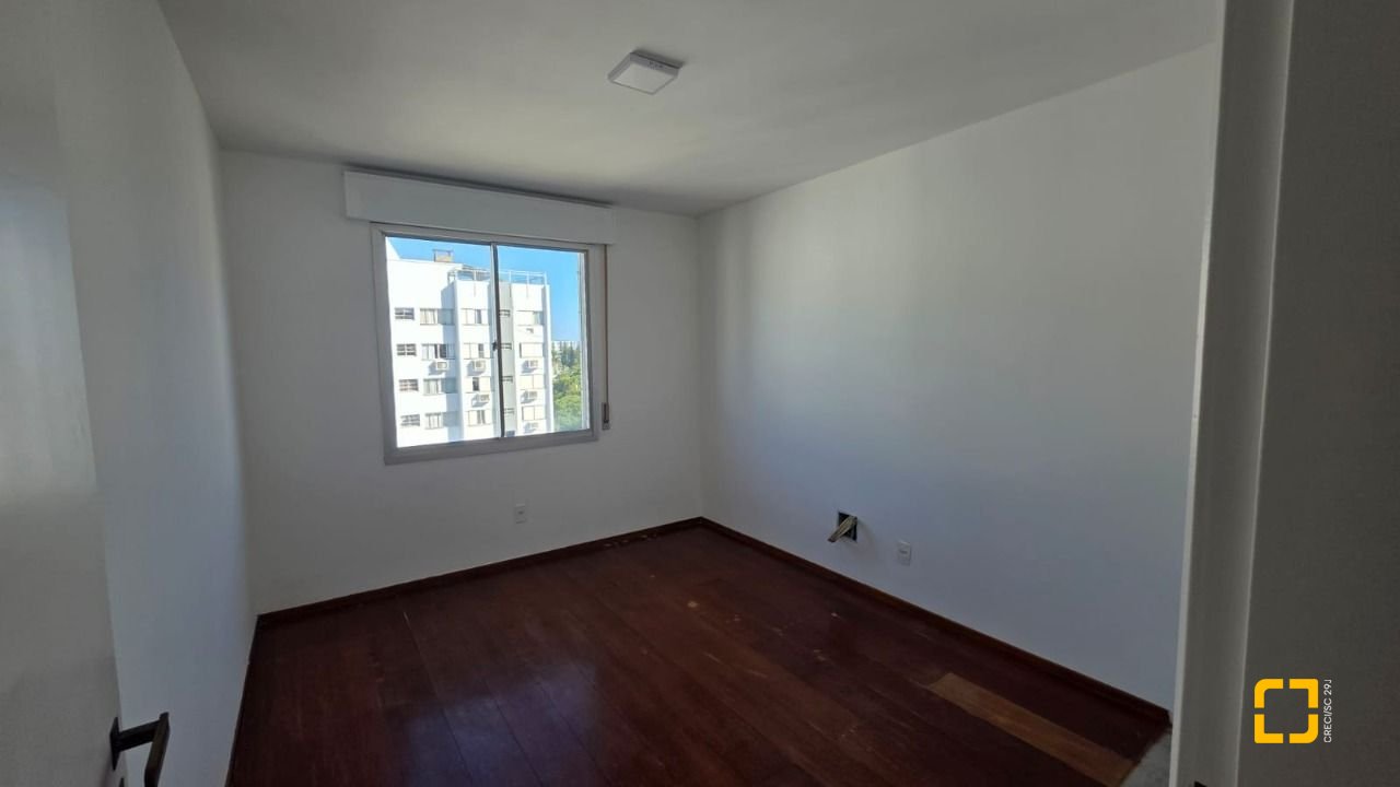 Apartamento com 211m², 5 quartos (sendo 1 suíte), 2 garagens, no bairro Centro em Florianópolis