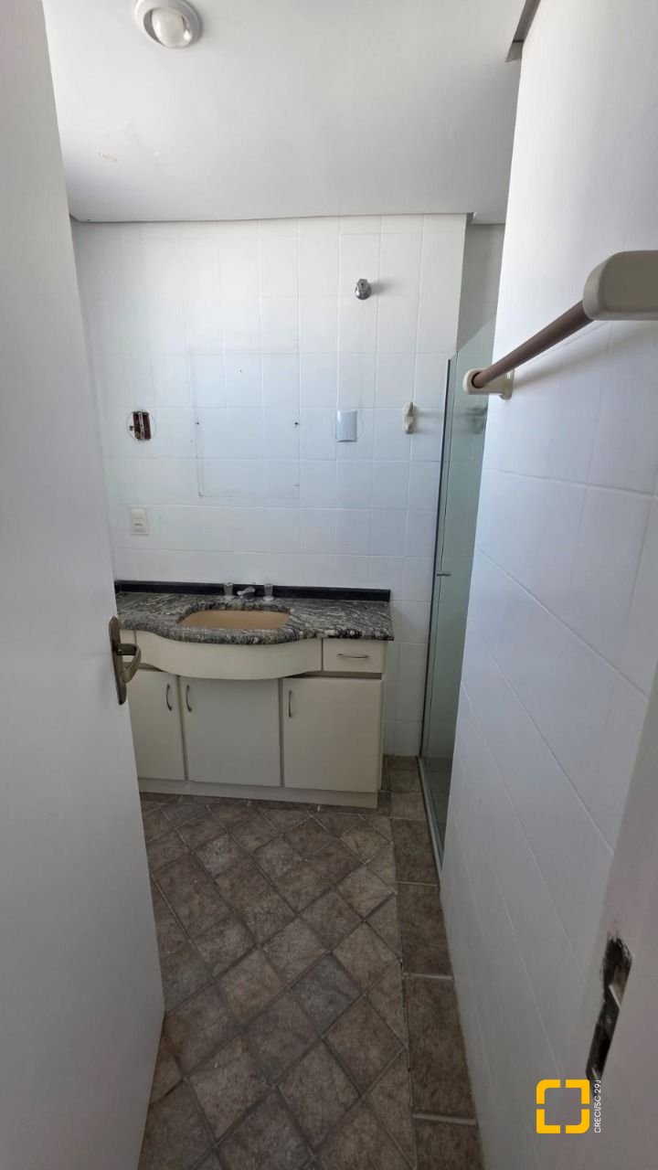 Apartamento com 211m², 5 quartos (sendo 1 suíte), 2 garagens, no bairro Centro em Florianópolis