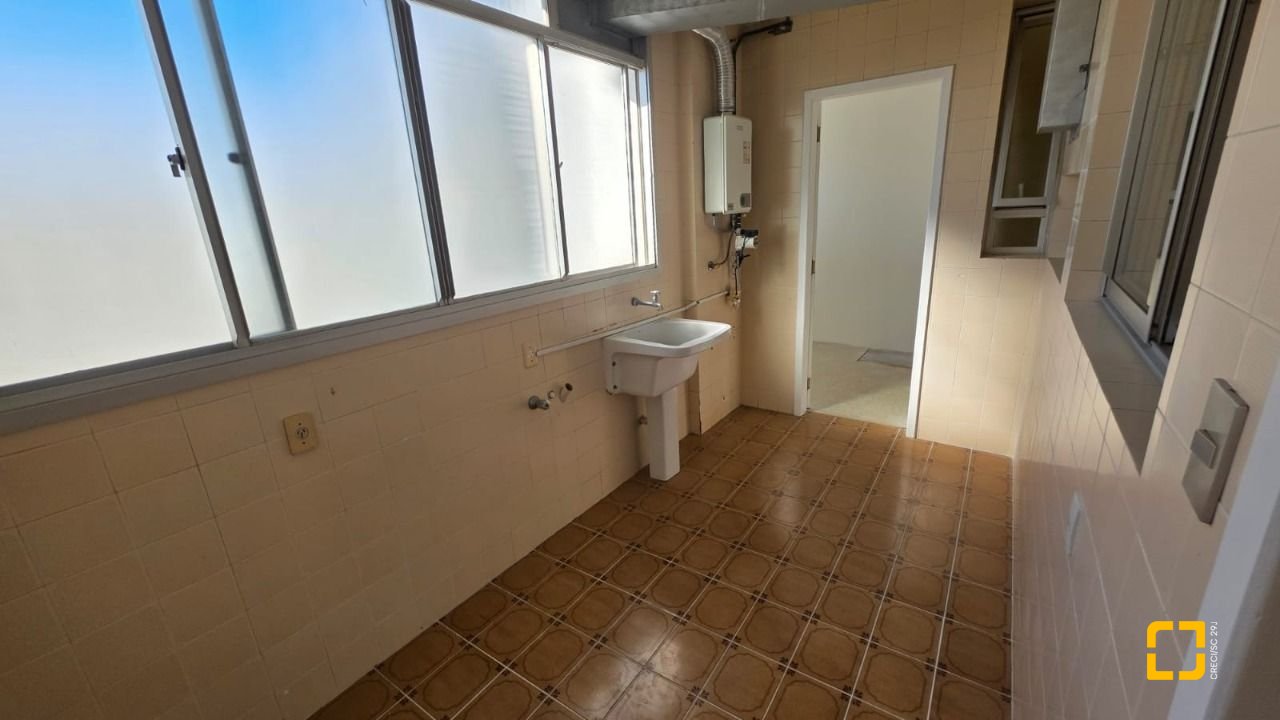 Apartamento com 211m², 5 quartos (sendo 1 suíte), 2 garagens, no bairro Centro em Florianópolis