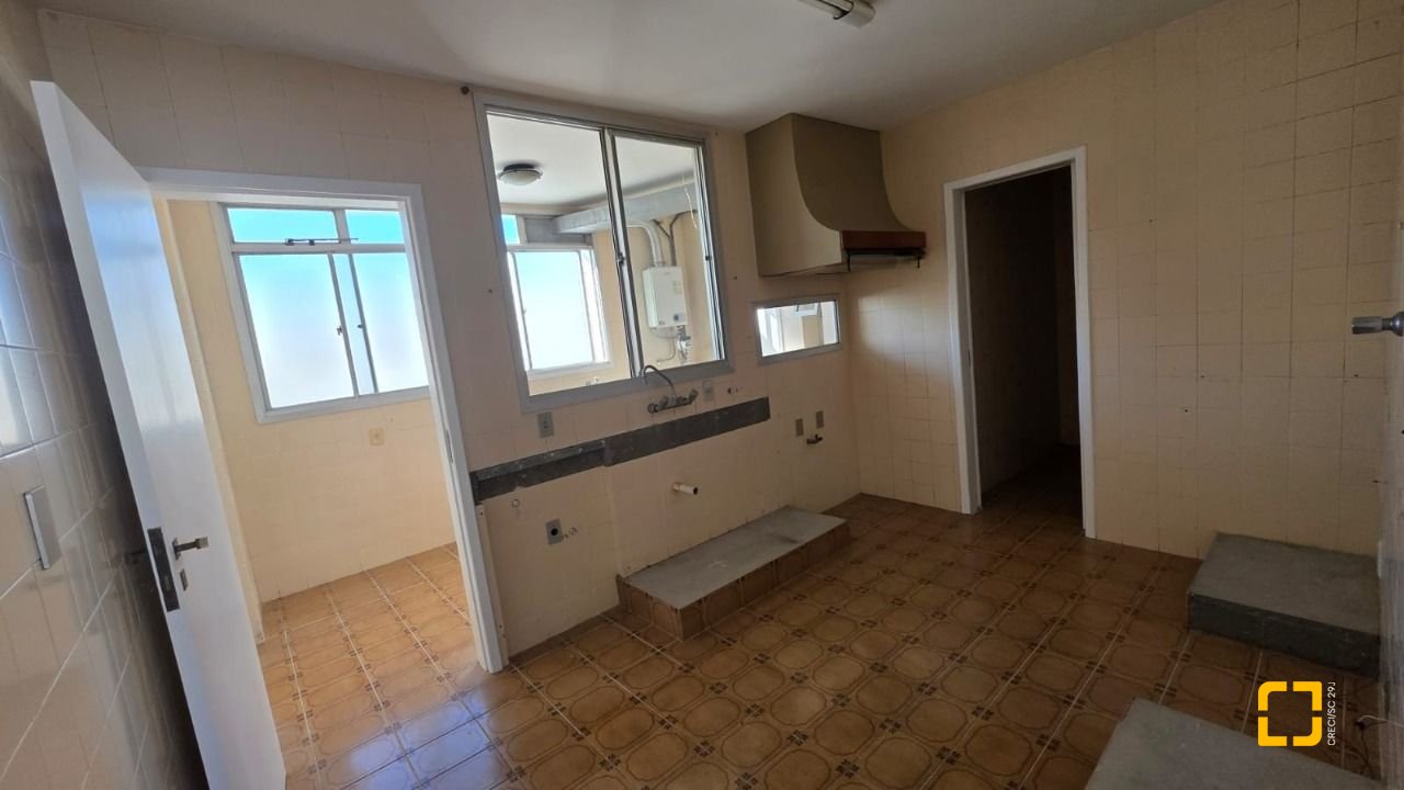 Apartamento com 211m², 5 quartos (sendo 1 suíte), 2 garagens, no bairro Centro em Florianópolis