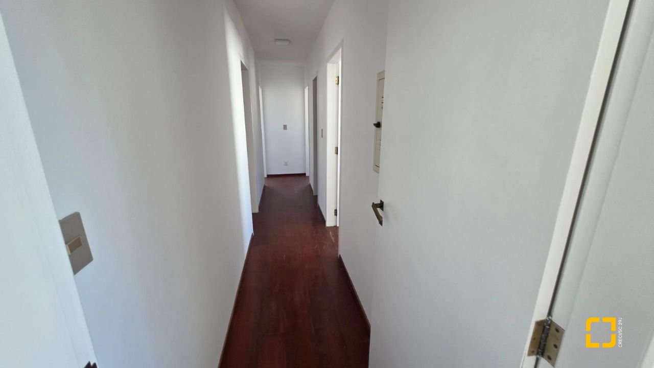 Apartamento com 211m², 5 quartos (sendo 1 suíte), 2 garagens, no bairro Centro em Florianópolis
