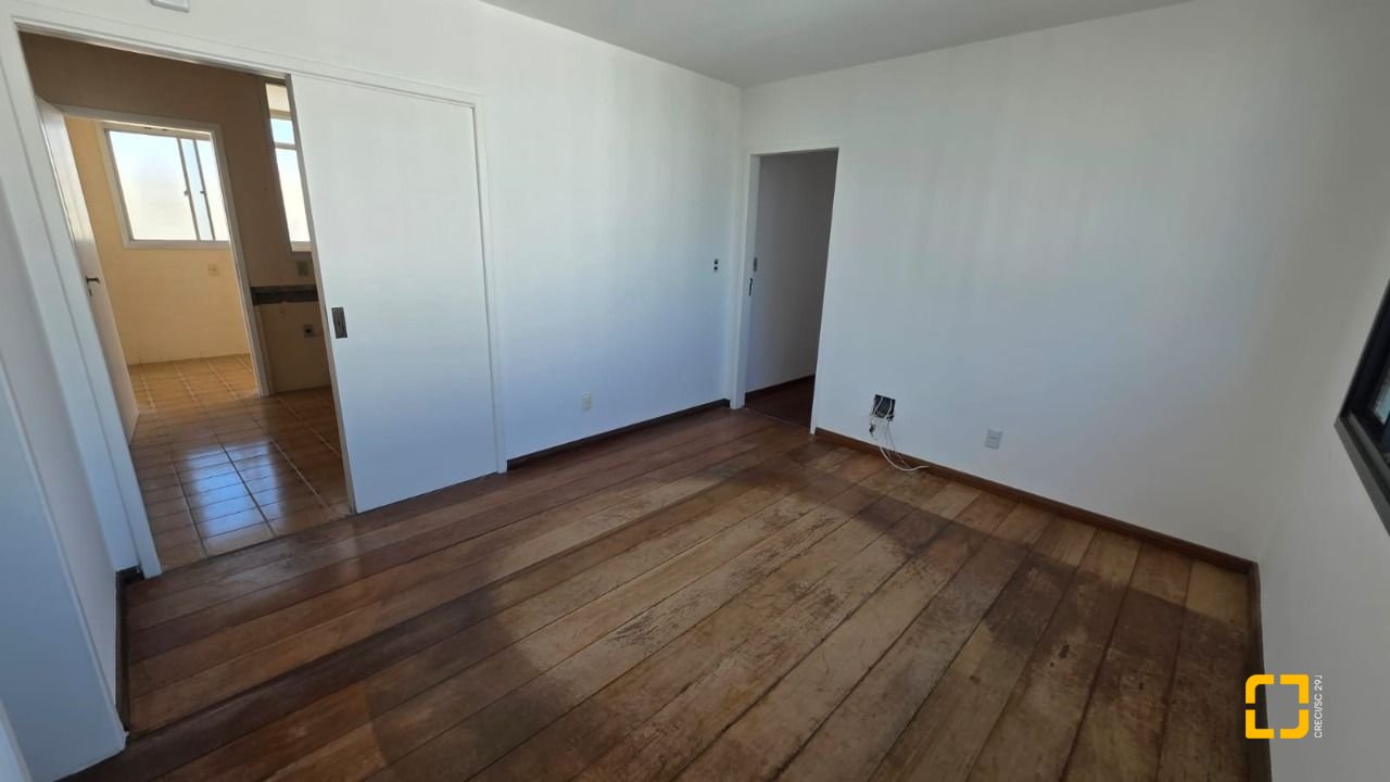Apartamento com 211m², 5 quartos (sendo 1 suíte), 2 garagens, no bairro Centro em Florianópolis