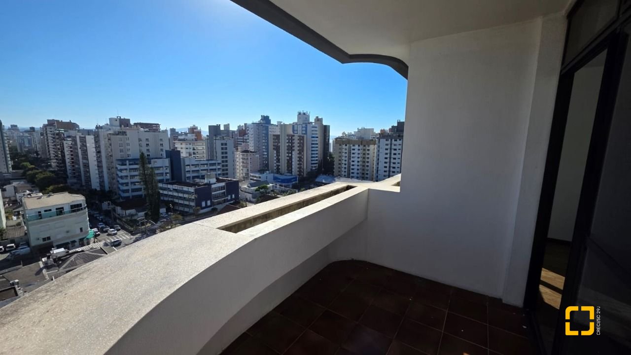 Apartamento com 211m², 5 quartos (sendo 1 suíte), 2 garagens, no bairro Centro em Florianópolis