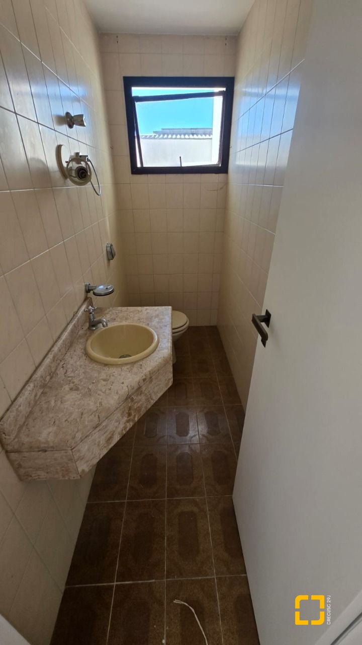 Apartamento com 211m², 5 quartos (sendo 1 suíte), 2 garagens, no bairro Centro em Florianópolis