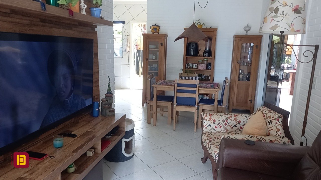 Casa com 136m², 4 quartos (sendo 1 suíte), 2 garagens, no bairro Campeche em Florianópolis