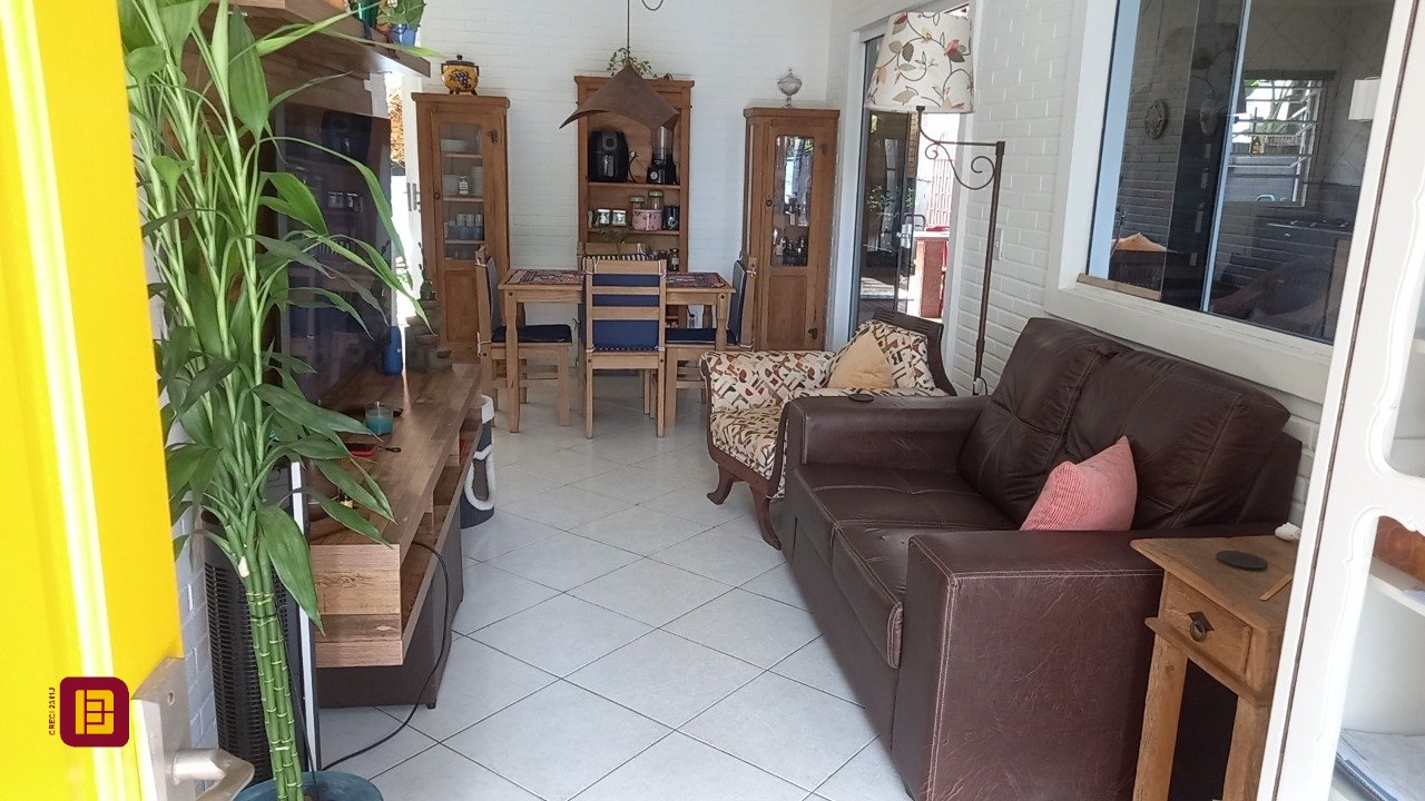 Casa com 136m², 4 quartos (sendo 1 suíte), 2 garagens, no bairro Campeche em Florianópolis