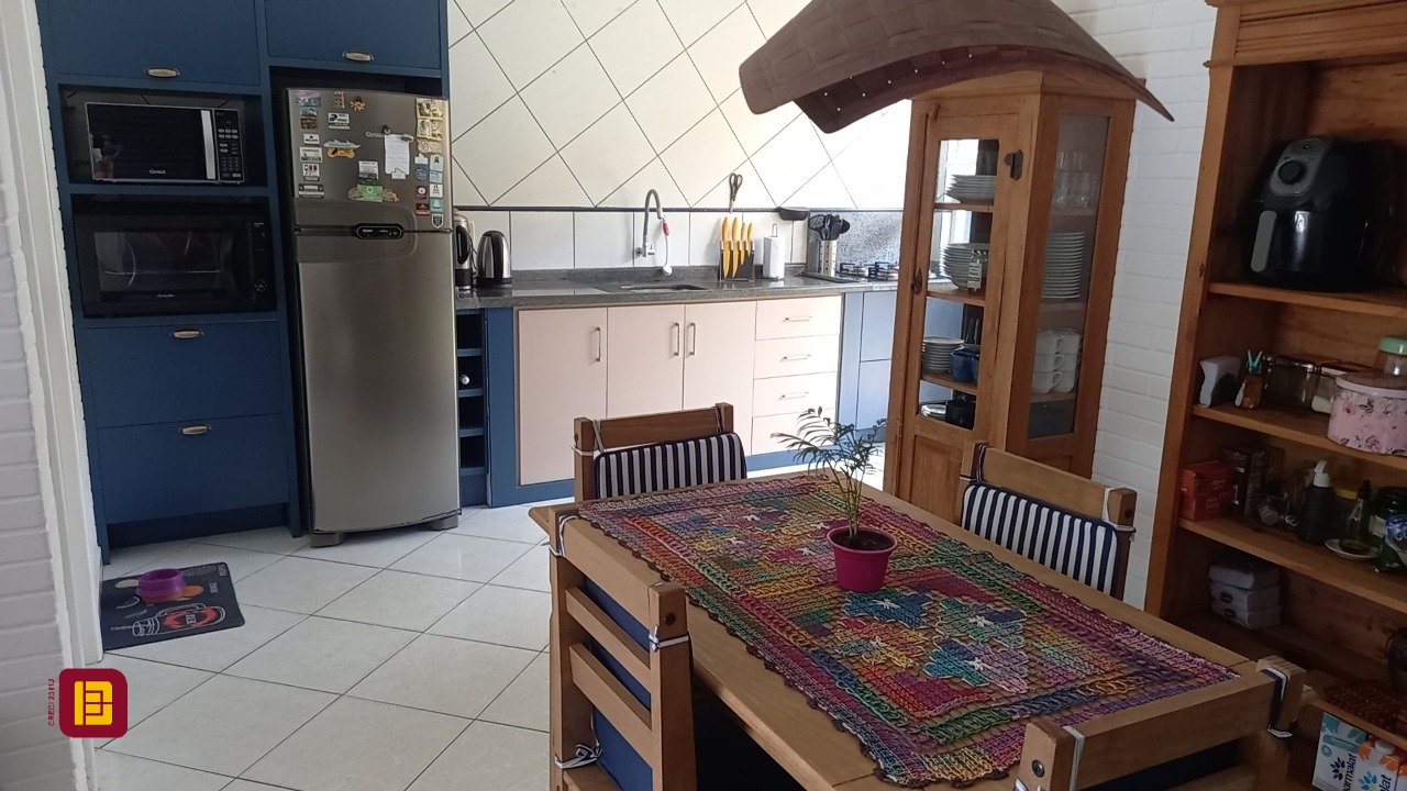 Casa com 136m², 4 quartos (sendo 1 suíte), 2 garagens, no bairro Campeche em Florianópolis