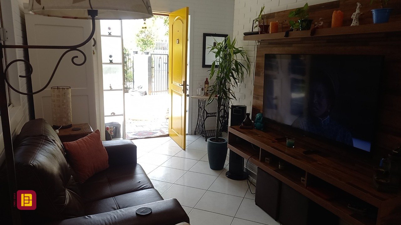 Casa com 136m², 4 quartos (sendo 1 suíte), 2 garagens, no bairro Campeche em Florianópolis