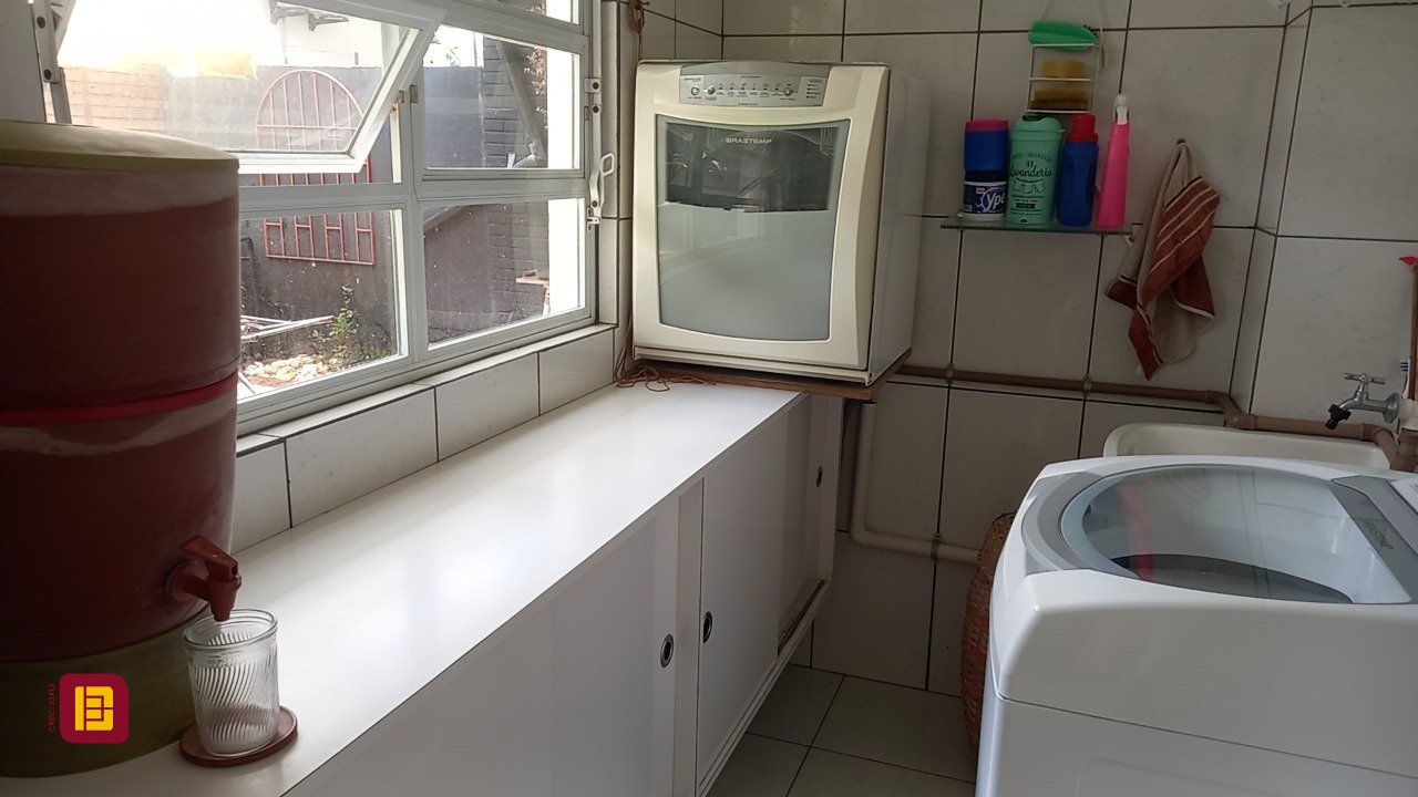 Casa com 136m², 4 quartos (sendo 1 suíte), 2 garagens, no bairro Campeche em Florianópolis