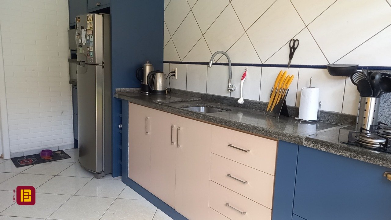 Casa com 136m², 4 quartos (sendo 1 suíte), 2 garagens, no bairro Campeche em Florianópolis